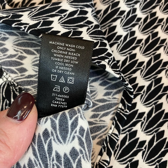 Ann Taylor Floral Geometric Black/White Print Pullover Blouse in XS - Picture 10 of 14